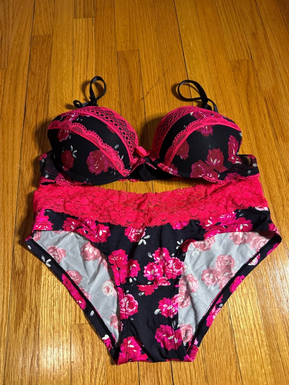 Candie’s 34A Bra and Medium Panty Set Black Red Floral Lace